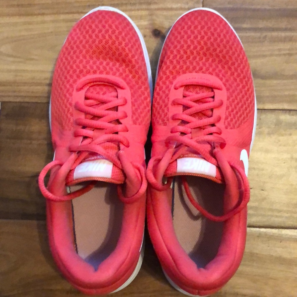 Nike Revolution 4 running shoes